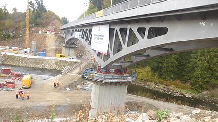 2.500 Tonnen schwer und 120 Meter lang: Die neue Eisenbahnbrücke über den Schwarzen Regen ruht auf zwei Betonpfeilern und auf den beiden seitlichen Widerlagern. 2.500 Tonnen schwer und 120 Meter lang: Die neue Eisenbahnbrücke über den Schwarzen Regen ruht auf zwei Betonpfeilern und auf den beiden seitlichen Widerlagern.