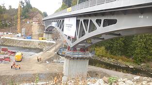 2.500 Tonnen schwer und 120 Meter lang: Die neue Eisenbahnbrücke über den Schwarzen Regen ruht auf zwei Betonpfeilern und auf den beiden seitlichen Widerlagern. 2.500 Tonnen schwer und 120 Meter lang: Die neue Eisenbahnbrücke über den Schwarzen Regen ruht auf zwei Betonpfeilern und auf den beiden seitlichen Widerlagern.