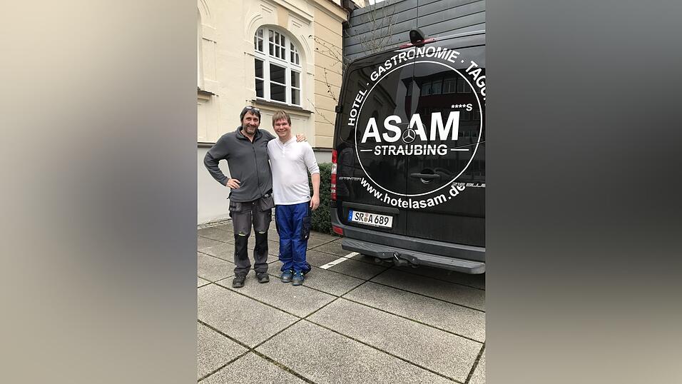 Bernd Sommer (l.) ist Hajos Hausmeister-Kollege und lernt ihm alles, was er wissen muss.