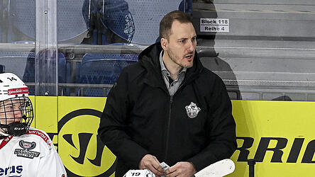 Der Sportliche Leiter der Regensburger, Peter Flache (in Schwarz), steht seit Ende November auch an der Bande.