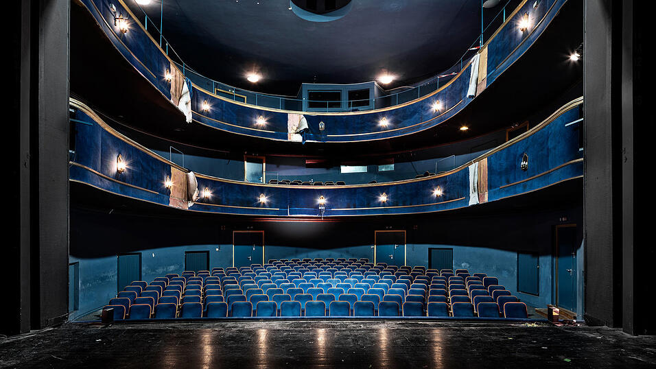 Das historische Stadttheater im denkmalgesch&uuml;tzte Bernlochnerkomplex wartet seit Jahren auf die Sanierung. Geld daf&uuml;r hat die Stadt nicht, trotz F&ouml;rderzusage. Die Bestuhlung, die auf diesem Bild noch zu sehen ist, wurde mittlerweile verkauft.