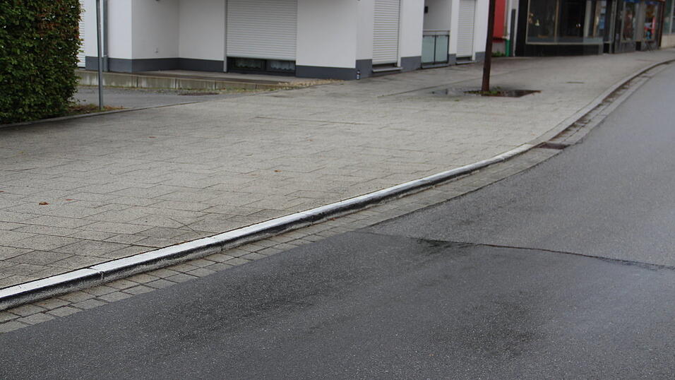 Weil der Randstein an dieser Stelle eine ungünstige Höhe hat, stürzen hier häufig Radfahrer. Weil der Randstein an dieser Stelle eine ungünstige Höhe hat, stürzen hier häufig Radfahrer.