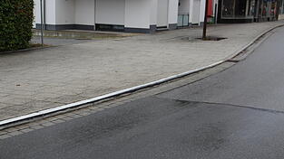 Weil der Randstein an dieser Stelle eine ung&uuml;nstige H&ouml;he hat, st&uuml;rzen hier h&auml;ufig Radfahrer.