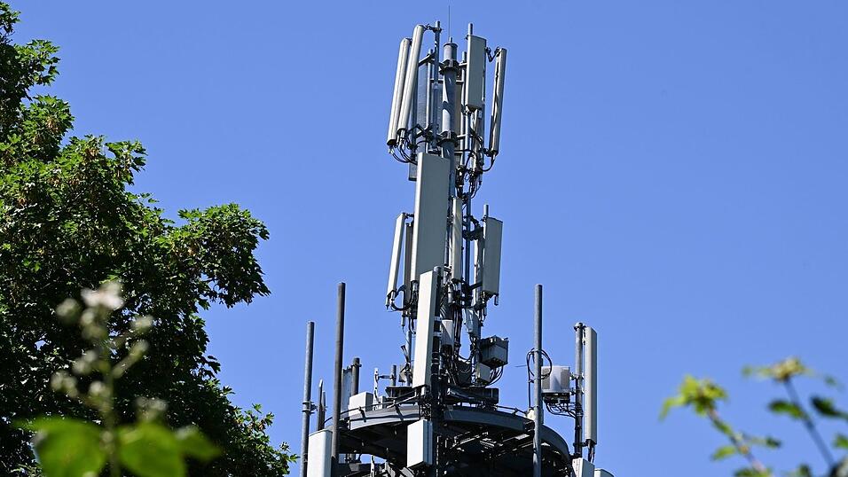 Blick auf einen Mobilfunk-Standort, an dem in verschiedenen Standards gefunkt wird.