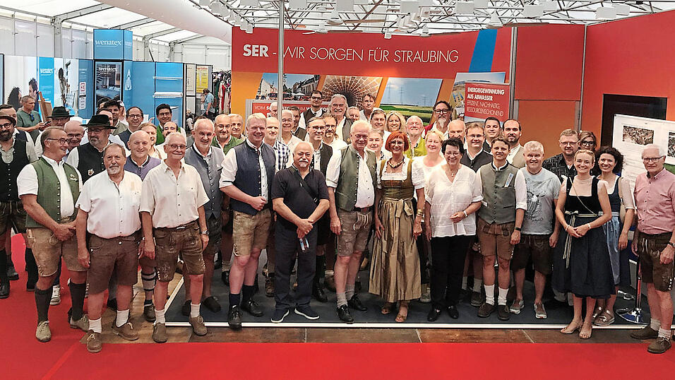 Neben den Partnern und B&uuml;rgermeistern vieler Landkreisgemeinden war auch Bundeslandwirtschaftsminister Alois Rainer dem Ruf von SER-Chefin Cristina Pop zum Treffen am SER-Stand in Halle 13 gefolgt.