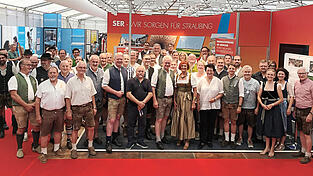 Neben den Partnern und B&uuml;rgermeistern vieler Landkreisgemeinden war auch Bundeslandwirtschaftsminister Alois Rainer dem Ruf von SER-Chefin Cristina Pop zum Treffen am SER-Stand in Halle 13 gefolgt.