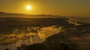 Atmosphärische Luftaufnahme der Donau bei Bogen im intensiven Licht des Sonnenaufgangs. Atmosphärische Luftaufnahme der Donau bei Bogen im intensiven Licht des Sonnenaufgangs.