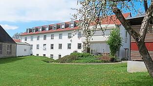 Das Gebäude C 2 ist seit 2002 Heimat der Alkohol-Kurzzeit-Rehabilitation (ALKURE) auf dem Gelände des Bezirksklinikums Mainkofen.
