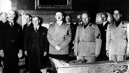 Bei der Unterzeichnung des Münchner Abkommens 1938 steht Adolf Hitler (M.) zwischen (v. l.) Arthur Neville Chamberlain (Großbritannien), Édouard Daladier (Frankreich), Benito Mussolini (Italien) und Graf Galeazzo Ciano (Italien). Der amerikanische Professor Daryl G. Press hat herausgearbeitet, dass das Abkommen nicht in den Zweiten Weltkrieg hineinführte. Bei der Unterzeichnung des Münchner Abkommens 1938 steht Adolf Hitler (M.) zwischen (v. l.) Arthur Neville Chamberlain (Großbritannien), Édouard Daladier (Frankreich), Benito Mussolini (Italien) und Graf Galeazzo Ciano (Italien). Der amerikanische Professor Daryl G. Press hat herausgearbeitet, dass das Abkommen nicht in den Zweiten Weltkrieg hineinführte.