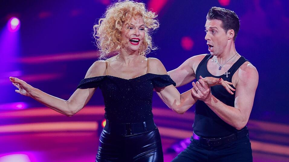 Sonya Kraus und ihr Partner Valentin Lusin tanzten einen Charleston.