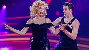 Sonya Kraus und ihr Partner Valentin Lusin tanzten einen Charleston.