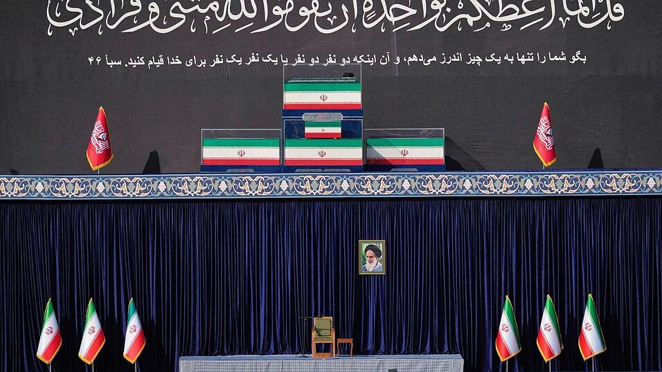 Rund vier Monate nach seiner Tötung soll Irans Staatsoberhaupt Ajatollah Ali Chamenei beerdigt werden. Rund vier Monate nach seiner Tötung soll Irans Staatsoberhaupt Ajatollah Ali Chamenei beerdigt werden.