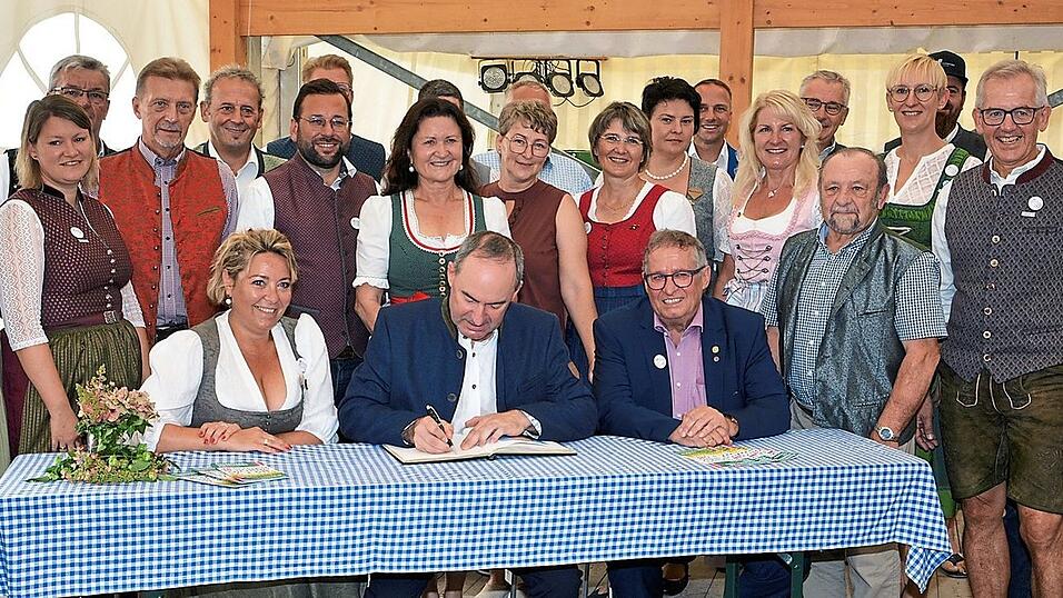 Der Wirtschaftsminister trug sich in das Goldene Buch der Gemeinde ein.