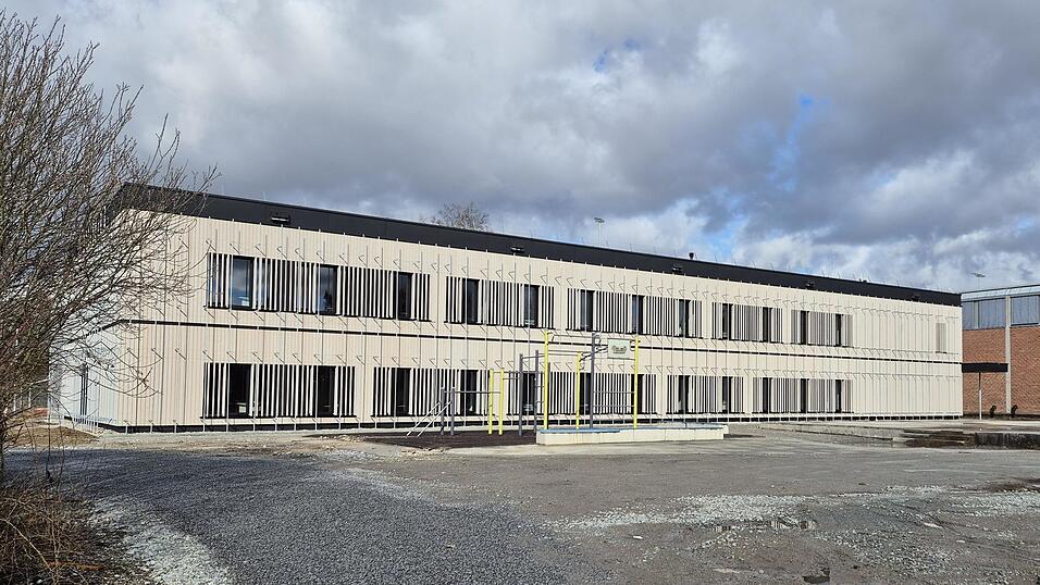 Noch sieht das neue Holzhaus kahl aus, doch im Frühjahr werden Kletterpflanzen hochwachsen. Die Rankgerüste sind schon angebracht. Noch sieht das neue Holzhaus kahl aus, doch im Frühjahr werden Kletterpflanzen hochwachsen. Die Rankgerüste sind schon angebracht.