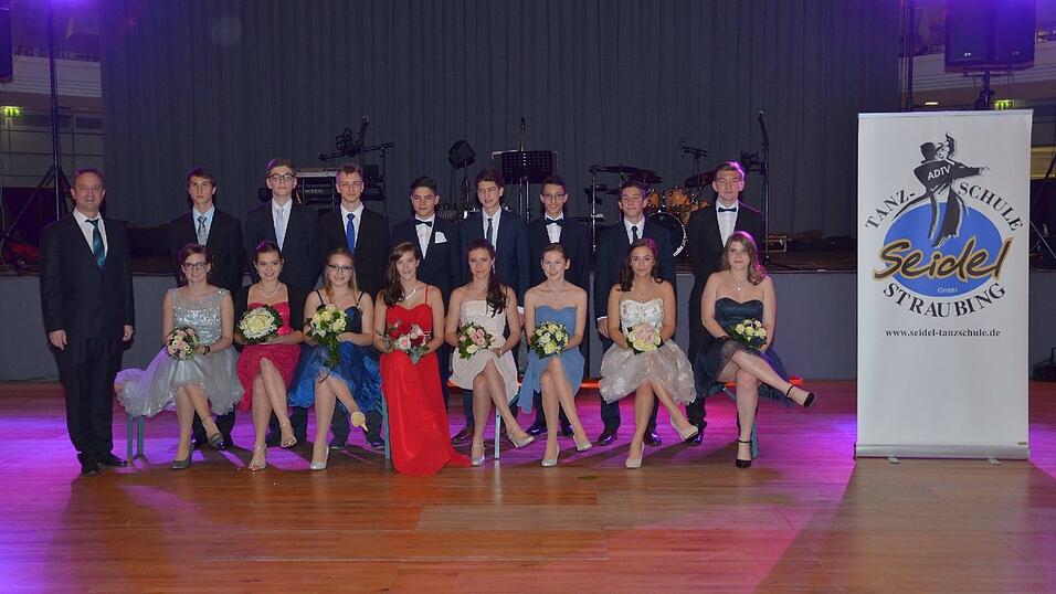 Die Bilder vom Abschlussball der Tanzschule Seidel in der Fraunhofer-Halle am 28. November. Die Bilder vom Abschlussball der Tanzschule Seidel in der Fraunhofer-Halle am 28. November.