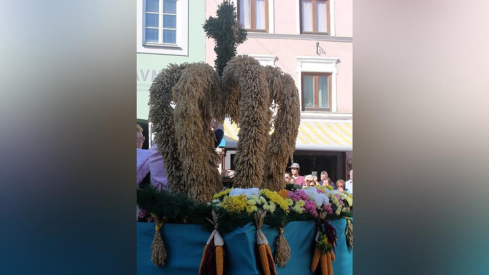 Viele Besucher verfolgten am Sonntag den Umzug auf dem Vilsbiburger Stadtplatz. Viele Besucher verfolgten am Sonntag den Umzug auf dem Vilsbiburger Stadtplatz.