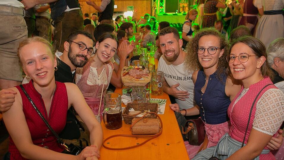 Am Dienstag spielte der Menzl im Festzelt Weckmann auf. Diese Blasmusikfreunde waren mit dabei.