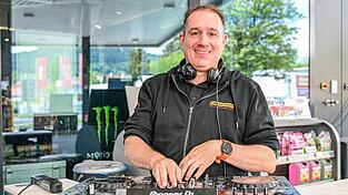 Gute Laune will der Inhaber eine Tankstelle verbreiten. Gute Laune will der Inhaber eine Tankstelle verbreiten.