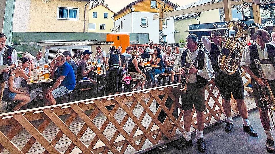 Die Pl&auml;tze im Biergarten waren sehr begehrt.