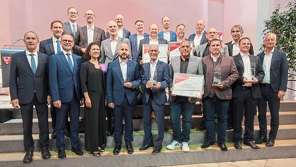 Die Preisträger des Straubinger Unternehmenspreises, der Auszeichnung „TOP-Unternehmen Niederbayern“ und „Newcomer Niederbayern“ mit den Gastgebern und Festredner Hubert Aiwanger (links). Die Preisträger des Straubinger Unternehmenspreises, der Auszeichnung „TOP-Unternehmen Niederbayern“ und „Newcomer Niederbayern“ mit den Gastgebern und Festredner Hubert Aiwanger (links).
