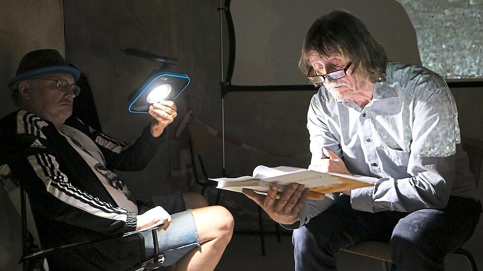 Filmgrößen unter sich: Erik Grun leuchtet für Josef Rödl, während dieser im abgedunkelten Filmraum liest. Filmgrößen unter sich: Erik Grun leuchtet für Josef Rödl, während dieser im abgedunkelten Filmraum liest.