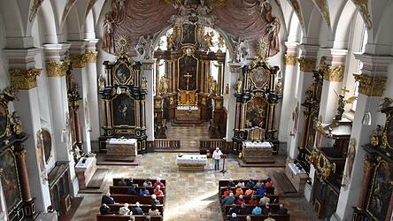 Die Führungen in der Veitskirche, die viele Jahre nicht mehr zugänglich war stießen auf große Resonanz. Gästeführerin Ursula Bosl-Seitz referierte über Kunst- und Baugeschichte.