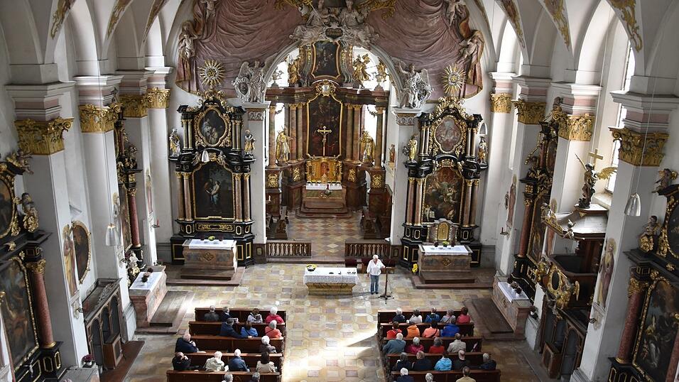 Die Führungen in der Veitskirche, die viele Jahre nicht mehr zugänglich war stießen auf große Resonanz. Gästeführerin Ursula Bosl-Seitz referierte über Kunst- und Baugeschichte. Die Führungen in der Veitskirche, die viele Jahre nicht mehr zugänglich war stießen auf große Resonanz. Gästeführerin Ursula Bosl-Seitz referierte über Kunst- und Baugeschichte.