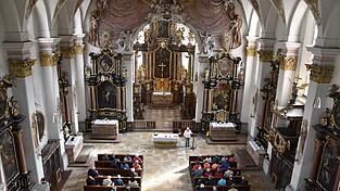Die Führungen in der Veitskirche, die viele Jahre nicht mehr zugänglich war stießen auf große Resonanz. Gästeführerin Ursula Bosl-Seitz referierte über Kunst- und Baugeschichte.