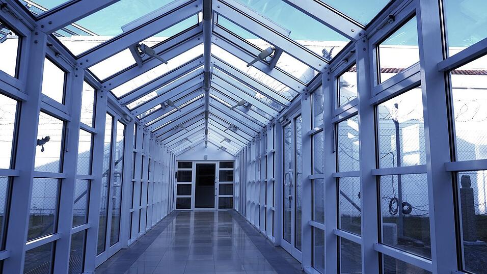 Der Weg zur Pforte: Hier sollen die vier Beschuldigten mit der Geisel gestanden und verlangt haben, dass man sie rauslasse.