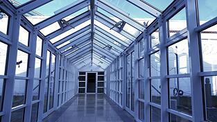 Der Weg zur Pforte: Hier sollen die vier Beschuldigten mit der Geisel gestanden und verlangt haben, dass man sie rauslasse.