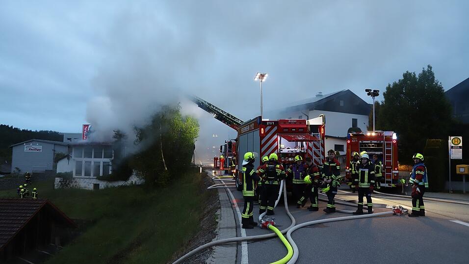 Dutzende Feuerwehrkr&auml;fte waren zur Brandbek&auml;mpfung im Einsatz.