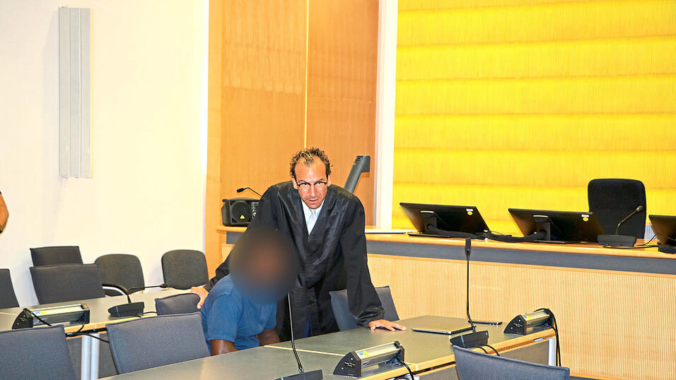 Der Angeklagte (links) im Gespräch mit seinem Verteidiger Alexander Greithaner vor der Verhandlung Der Angeklagte (links) im Gespräch mit seinem Verteidiger Alexander Greithaner vor der Verhandlung