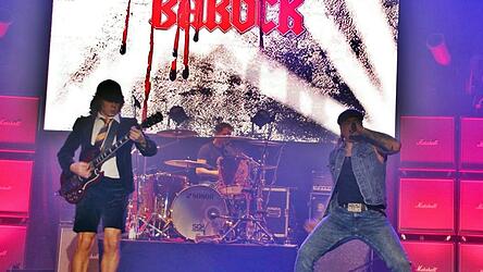 Die AC/DC Coverand Barock heizte dem Publikum in der Landshuter Sparkassen-Arena ein.&nbsp;