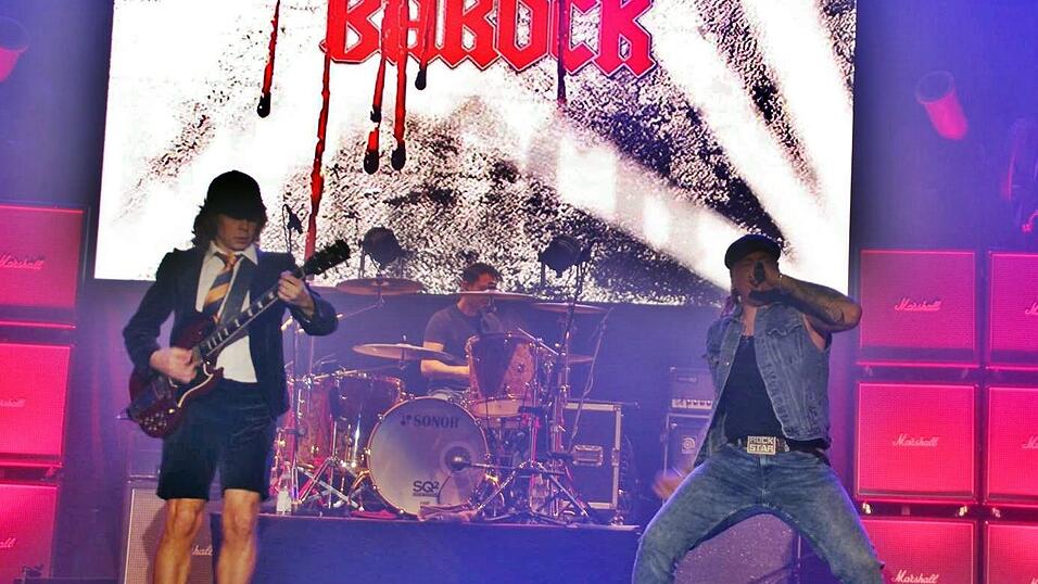 Die AC/DC Coverand Barock heizte dem Publikum in der Landshuter Sparkassen-Arena ein. Die AC/DC Coverand Barock heizte dem Publikum in der Landshuter Sparkassen-Arena ein.