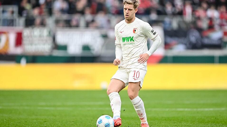 Seltenes Bild in dieser Saison: Arne Maier für den FC Augsburg am Ball. (Archivbild) Seltenes Bild in dieser Saison: Arne Maier für den FC Augsburg am Ball. (Archivbild)