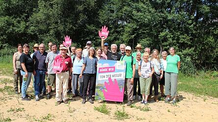 Ihre Herzen brennen für den Naturschutz: Die Anwesenden auf dem Termin der Kreisgruppe mit Dr. Christine Margraf (Elfte von links). Ihre Herzen brennen für den Naturschutz: Die Anwesenden auf dem Termin der Kreisgruppe mit Dr. Christine Margraf (Elfte von links).