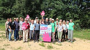 Ihre Herzen brennen f&uuml;r den Naturschutz: Die Anwesenden auf dem Termin der Kreisgruppe mit Dr. Christine Margraf (Elfte von links).