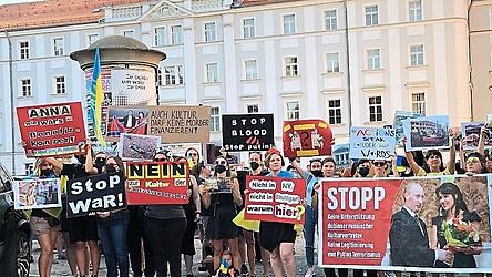 Demonstranten protestieren gegen den russischen Pr&auml;sidenten Putin und den Auftritt von Anna Netrebko in Regensburg.