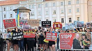 Demonstranten protestieren gegen den russischen Pr&auml;sidenten Putin und den Auftritt von Anna Netrebko in Regensburg.