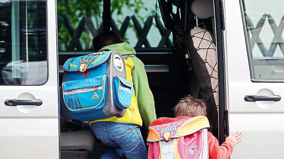 'Elterntaxis' sind an vielen Landshuter Schulen ein Problem, besonders gravierend stellt sich das Problem jedoch in Seligenthal dar. (Symbolfoto) 'Elterntaxis' sind an vielen Landshuter Schulen ein Problem, besonders gravierend stellt sich das Problem jedoch in Seligenthal dar. (Symbolfoto)