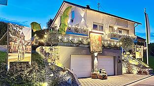 Das Haus des Ritters am Äpflet erstrahlt nachts im Lichterglanz. Im Zentrum das traditionelle Achtelstetterbild.