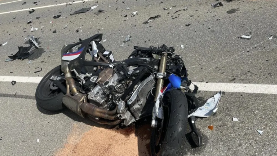 Das Motorrad des Angeklagten nach dem Zusammensto&szlig; 2023 (Archivfoto)