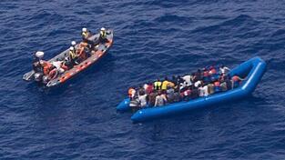 Aktivisten der deutschen Hilfsorganisation Sea-Watch retten Migranten vor der libyschen K&uuml;ste.