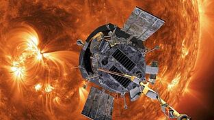 Die Computergrafik zeigt die 'Parker Solar Probe'-Sonde der US-Raumfahrtbeh&ouml;rde Nasa auf dem Weg zur Sonne.