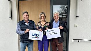 Busunternehmer Christian Weingartner, Bürgermeisterin Elisabeth Winklmaier-Wenzl und Gemeinderat Martin Schachtl freuen sich.