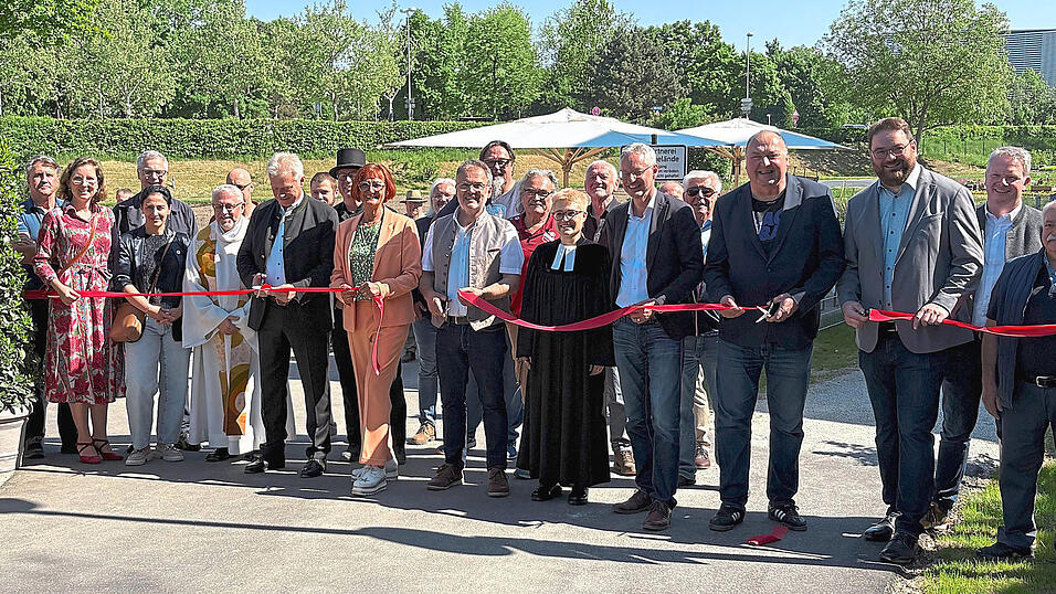 Mit der Durchtrennung des roten Bandes ist das Projekt nun offiziell eingeweiht. Mit der Durchtrennung des roten Bandes ist das Projekt nun offiziell eingeweiht.