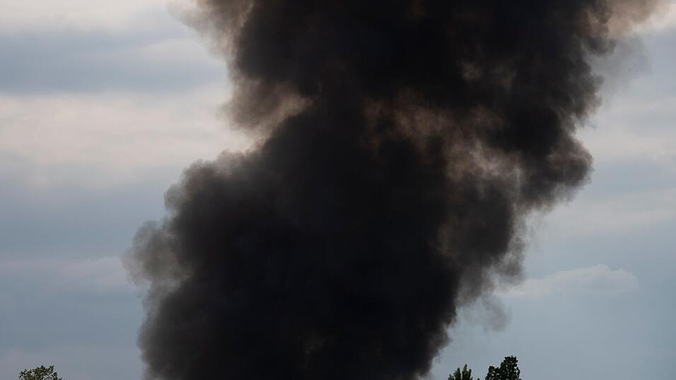 In Runding ist am fr&uuml;hen Samstagmorgen eine Scheune in Brand geraten. Durch den Einsatz der Feuerwehren konnte ein &Uuml;bergreifen der Flammen auf ein Wohnhaus verhindert werden. (Symbolbild)&nbsp;