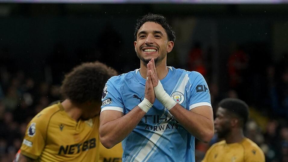 Omar Marmoush (r) von Manchester City freute sich &uuml;ber drei Punkte.
