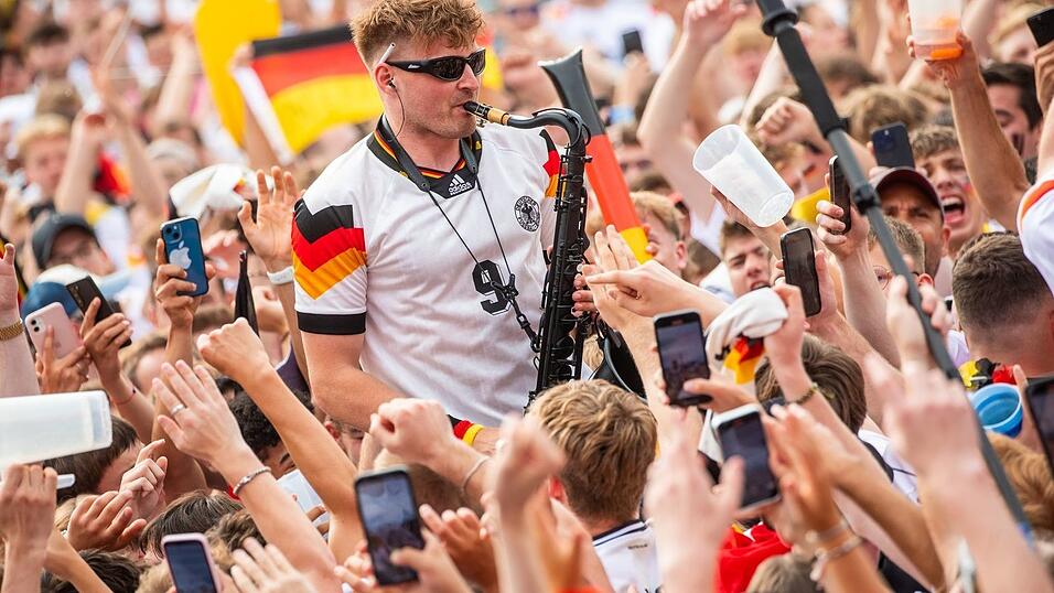Schnura und das Saxofon: Ein Ballermann-Hit zur WM