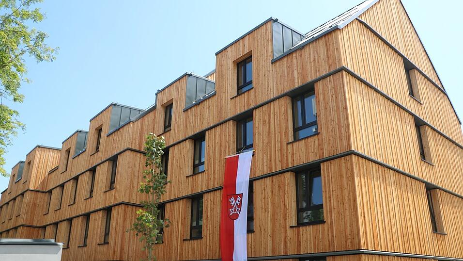 Das holzget&auml;felte Chancenhaus soll eine &Uuml;bergangsl&ouml;sung f&uuml;r Familien in Not sein. Acht Millionen Euro hat sich die Stadtverwaltung diese Unterst&uuml;tzungsma&szlig;nahme kosten lassen.